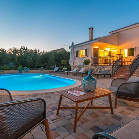 Holiday home 4 Bedroom Amazing In Polaca