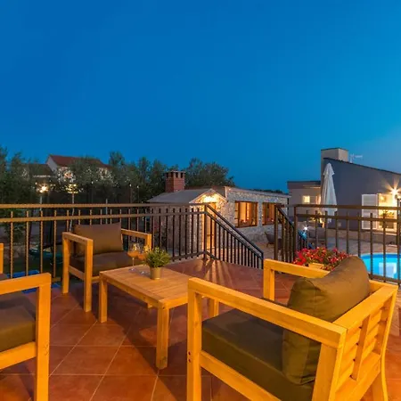 4 Bedroom Amazing In Holiday home *