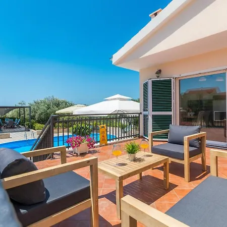 Holiday home 4 Bedroom Amazing In Polaca