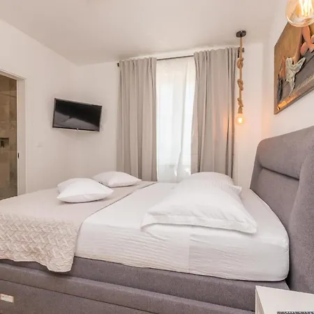 4 Bedroom Amazing In Holiday home
