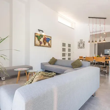 4 Bedroom Amazing In Holiday home Polaca