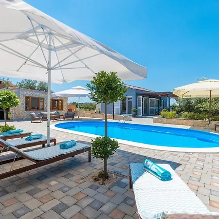4 Bedroom Amazing In Holiday home Polaca
