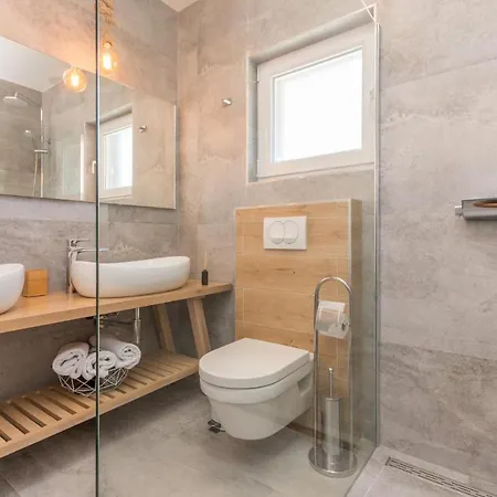Holiday home 4 Bedroom Amazing In Polaca