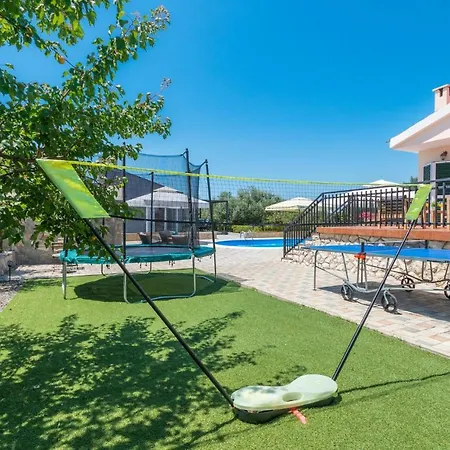 4 Bedroom Amazing In Holiday home