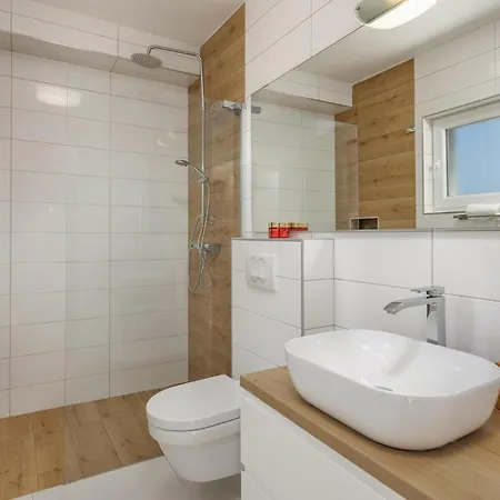 4 Bedroom Amazing In Holiday home