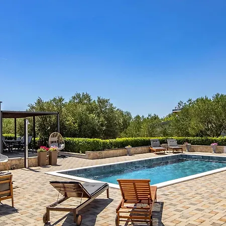 Holiday home 4 Bedroom Amazing In Polaca