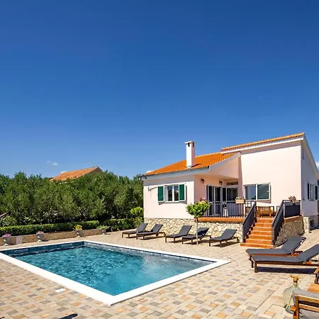 Holiday home 4 Bedroom Amazing In Polaca
