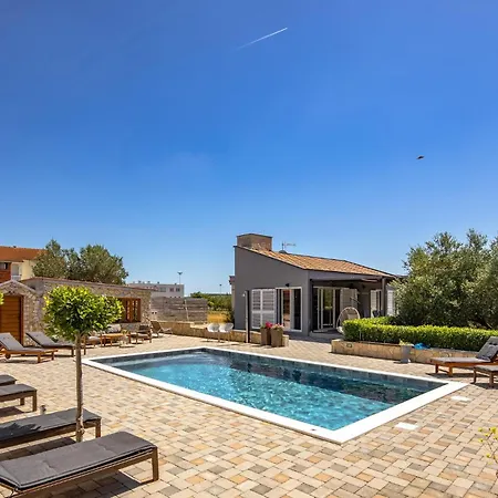 4 Bedroom Amazing In Holiday home