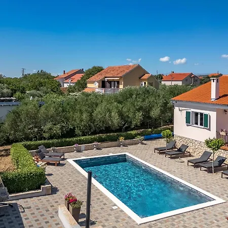 4 Bedroom Amazing In Holiday home