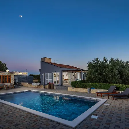 4 Bedroom Amazing In Holiday home