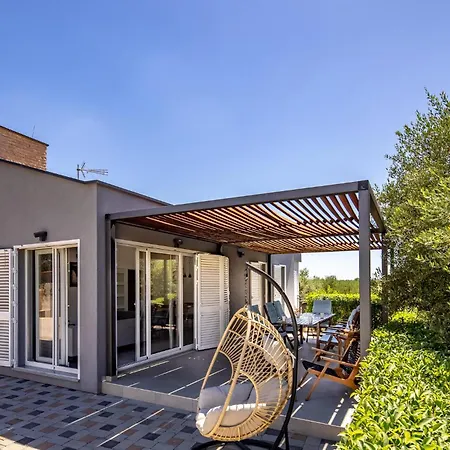 4 Bedroom Amazing In Holiday home Polaca