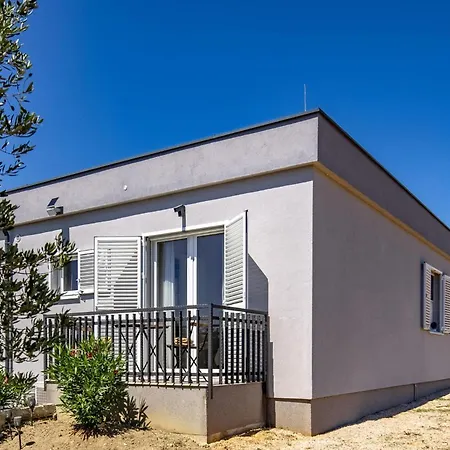 Holiday home 4 Bedroom Amazing In Polaca