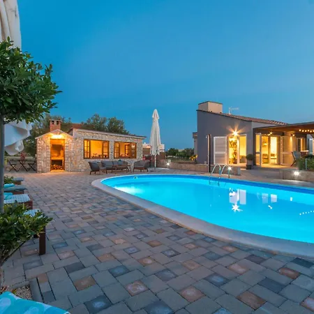 4 Bedroom Amazing In Holiday home *
