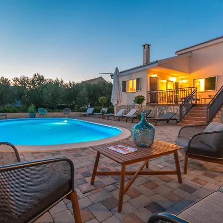 4 Bedroom Amazing In Holiday home
