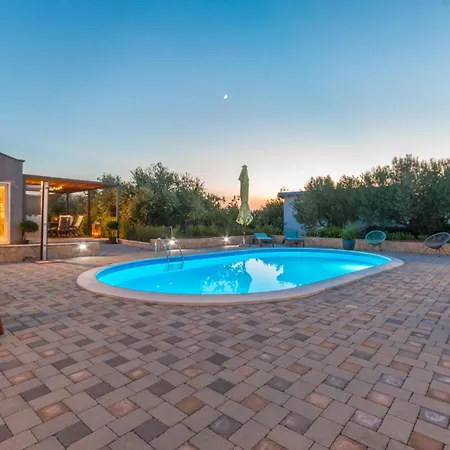 Holiday home 4 Bedroom Amazing In Polaca